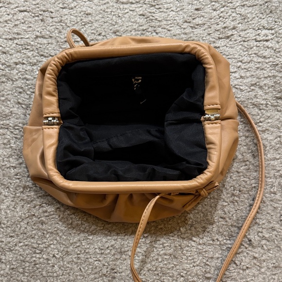 Small unbranded dumpling bag - Picture 2 of 3